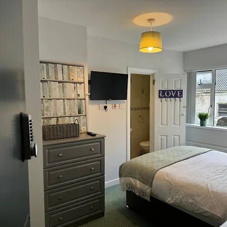 بيت ضيافة Riverside House Donegal Town