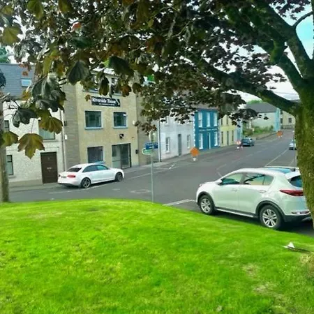 بيت ضيافة Riverside House Donegal Town