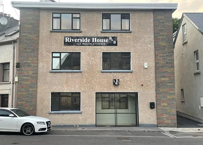 Riverside House 3*