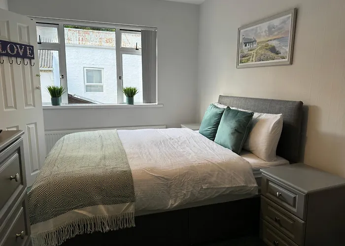 Riverside House 3*