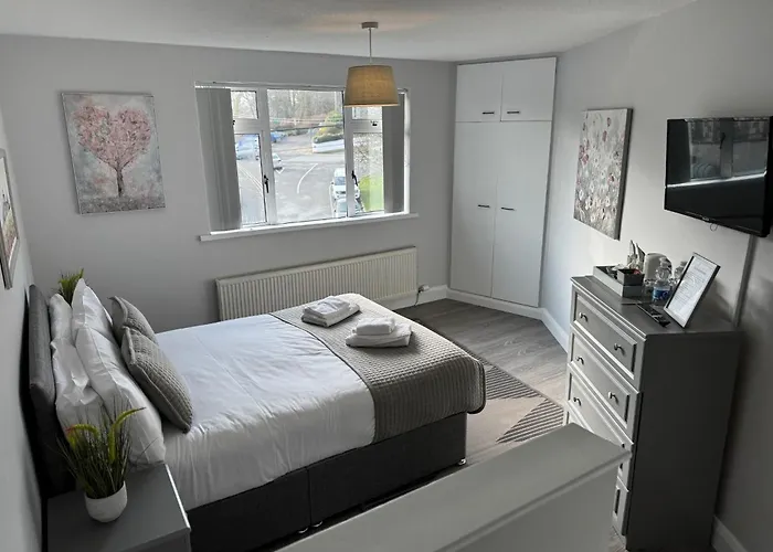 Riverside House 3*
